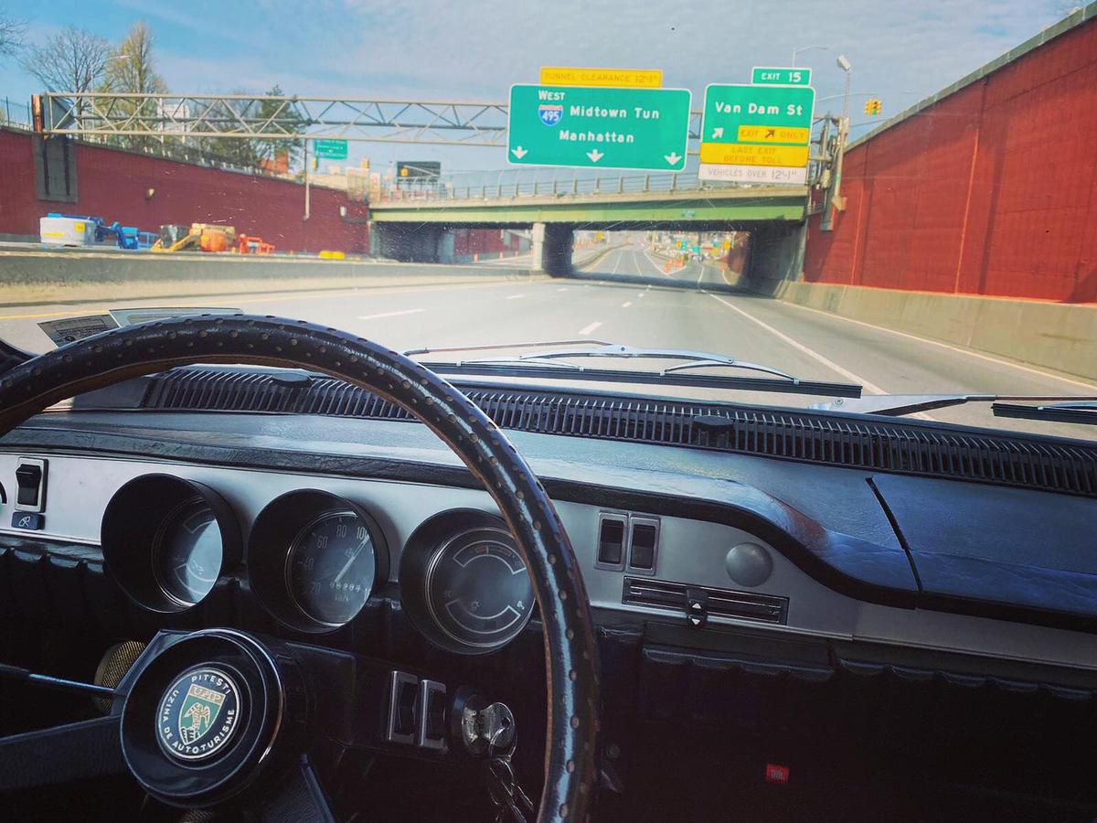 FOTO Cu Dacia 1300 pe străzile din New York » Imaginea fabuloasă postată de Ambasada SUA și povestea ei: „4.000$ taxe pentru o mașină care nu valora nici 2.000$!”