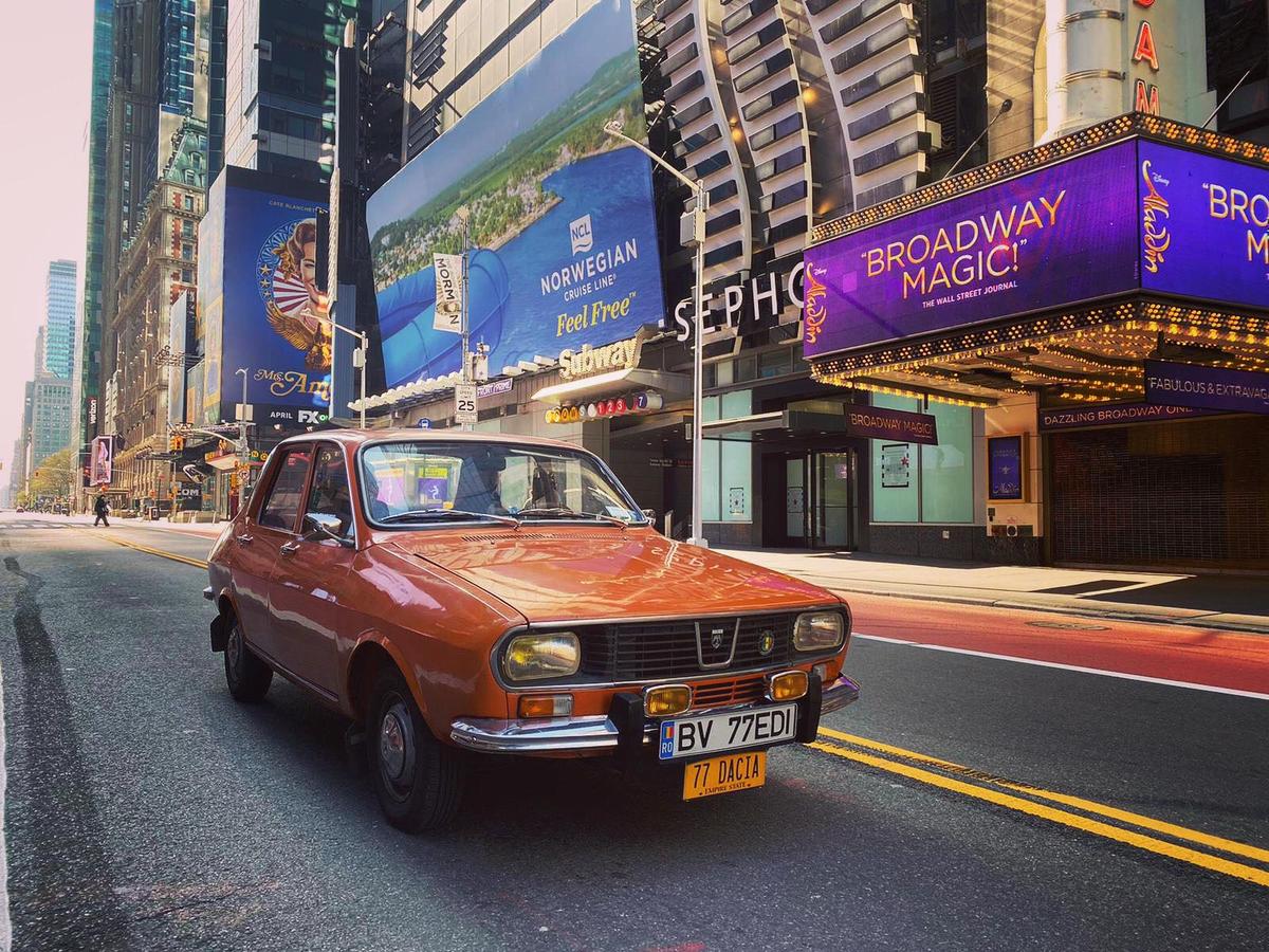 FOTO Cu Dacia 1300 pe străzile din New York » Imaginea fabuloasă postată de Ambasada SUA și povestea ei: „4.000$ taxe pentru o mașină care nu valora nici 2.000$!”