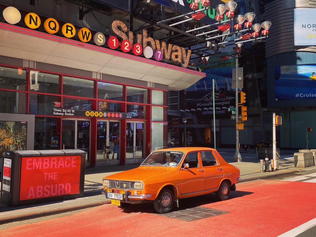 FOTO Cu Dacia 1300 pe străzile din New York » Imaginea fabuloasă postată de Ambasada SUA și povestea ei: „4.000$ taxe pentru o mașină care nu valora nici 2.000$!”