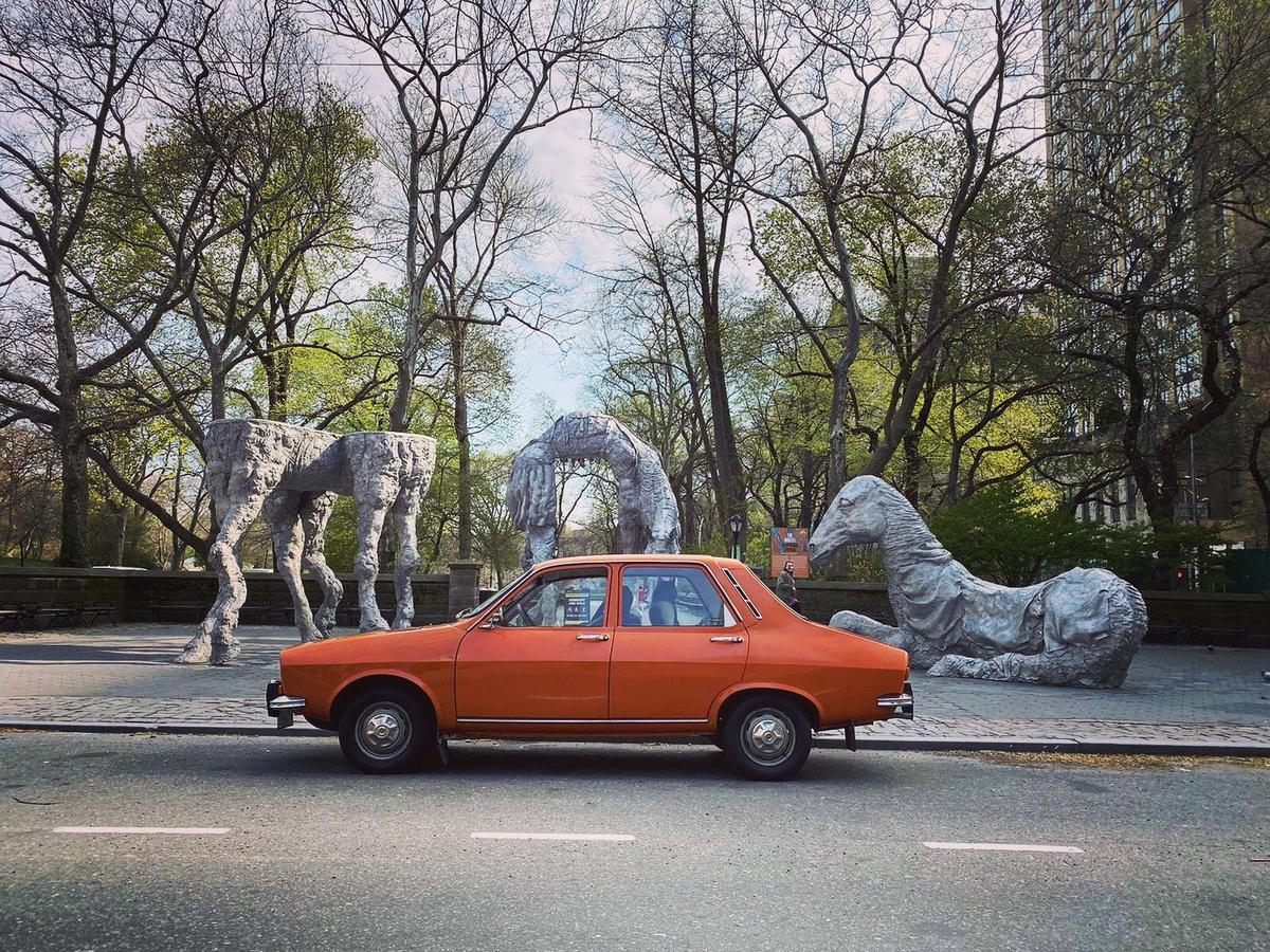 FOTO Cu Dacia 1300 pe străzile din New York » Imaginea fabuloasă postată de Ambasada SUA și povestea ei: „4.000$ taxe pentru o mașină care nu valora nici 2.000$!”