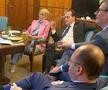 premierul Ludovic Orban, împreună cu mai mulți miniștri din cabinetul liber, fumează și încalcă măsurile de distanțare socială în Palatul Victoria