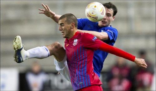 Vegard Forren, în duel cu Stefan Nikolic // Sursă foto: vg.no