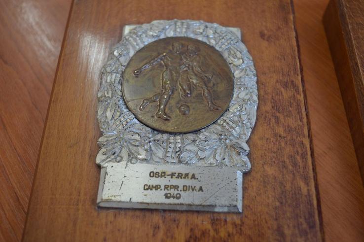 O plachetă veche din 1949, anul în care IC Oradea câștiga titlul în România