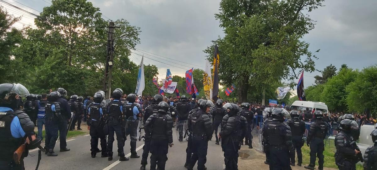 CS Afumați - CSA Steaua, fani și jandarmi