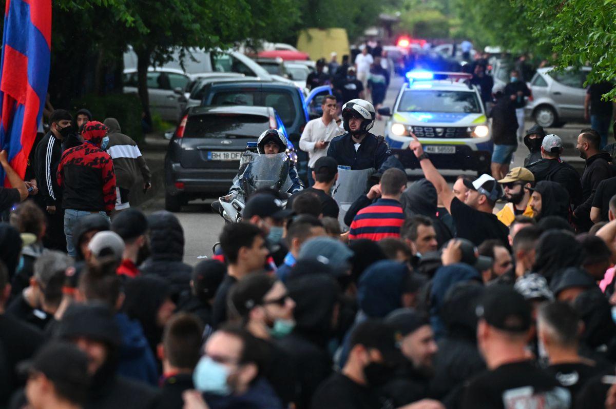 CS Afumați - CSA Steaua, fani și jandarmi
