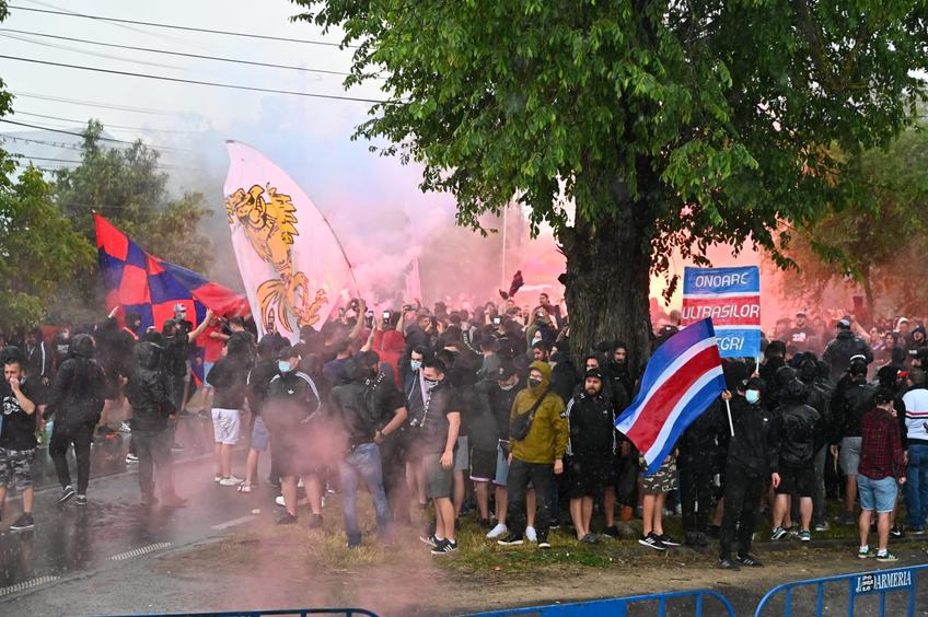 CS Afumați - CSA Steaua, returul barajului pentru promovarea în Liga 2, se joacă azi, de la ora 17:30. Peste 600 de fani ai oaspeților au fost blocați de jandarmi, la 200 de metri de stadion.