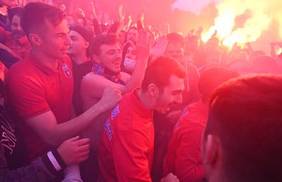 CSA STEAUA. Fiesta în Ghencea: peste 1.500 de fani la sărbătoarea promovării » Imagini incendiare! Suporterii au intrat în stadion: „Vă rugăm, părăsiți arena!”