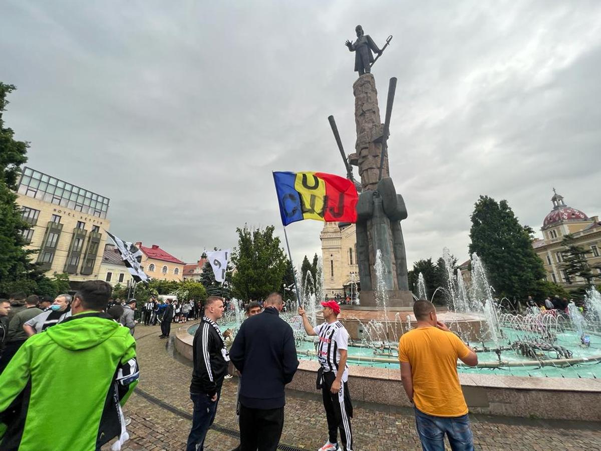 U Cluj sărbătorește promovarea în Liga 1: imagini senzaționale din Piața Avram Iancu + „Șepcile roșii” așteaptă investițiile BT
