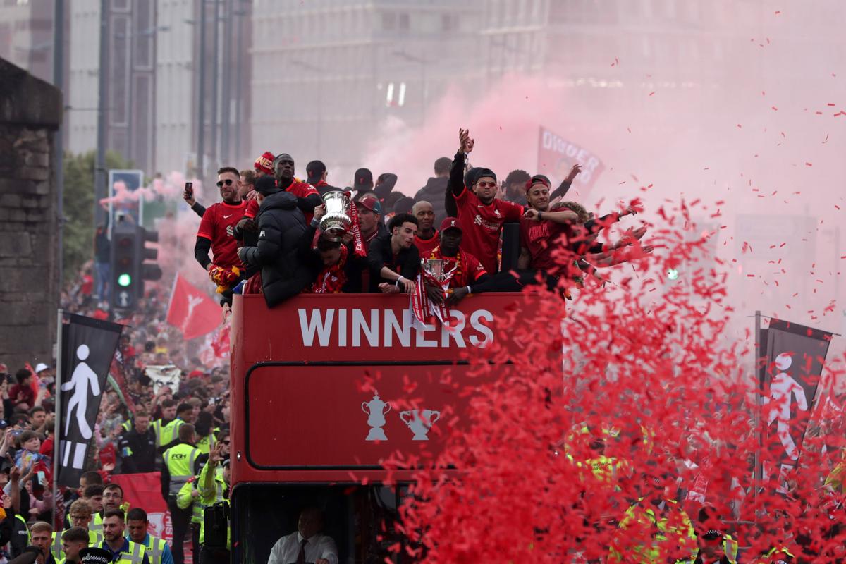 Liverpool, paradă în oraș după finala pierdută cu Real Madrid » Mii de fani au venit să-i aplaude pe jucători