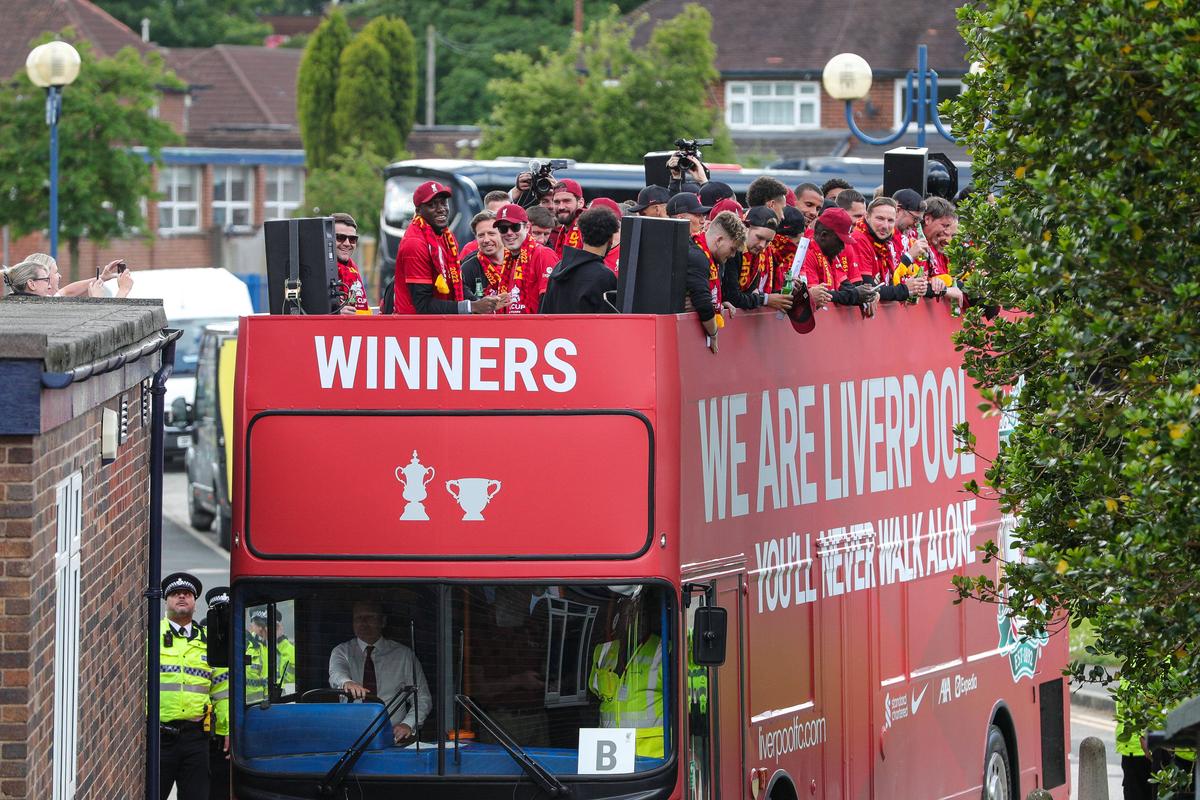 Liverpool, paradă în oraș după finala pierdută cu Real Madrid » Mii de fani au venit să-i aplaude pe jucători