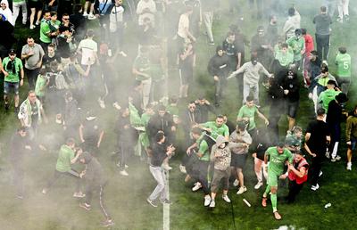 Saint-Etienne, retrogradată după 18 ani în Franța! Ultrașii au devastat stadionul, atacându-i pe jucători și pe polițiști