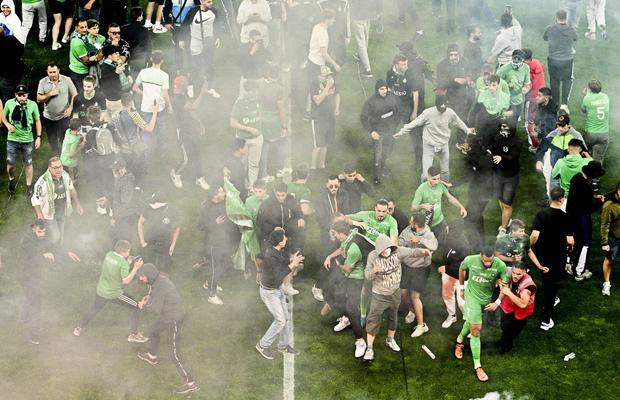 Saint-Etienne, retrogradată după 18 ani în Franța! Ultrașii au devastat stadionul, atacându-i pe jucători și pe polițiști