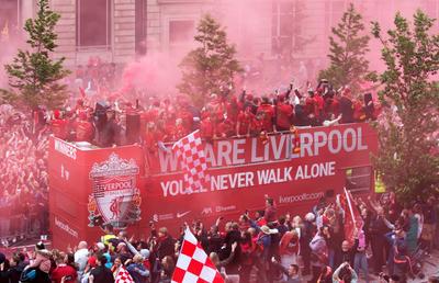 Liverpool, paradă în oraș după finala pierdută cu Real Madrid » Mii de fani au venit să-i aplaude pe jucători