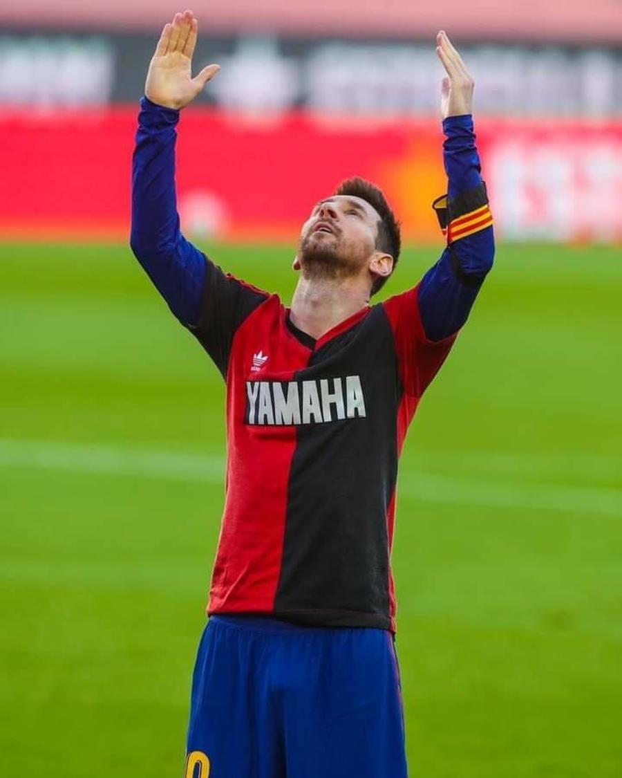Leo Messi, purtând tricoul celor de la Newell's Boys Leo Messi dă cărțile pe față » Interviu amplu despre huiduielile fanilor de la PSG, săgeți spre Real Madrid și un moment incredibil legat de Maradona: „Nu mi se întâmplase niciodată!”