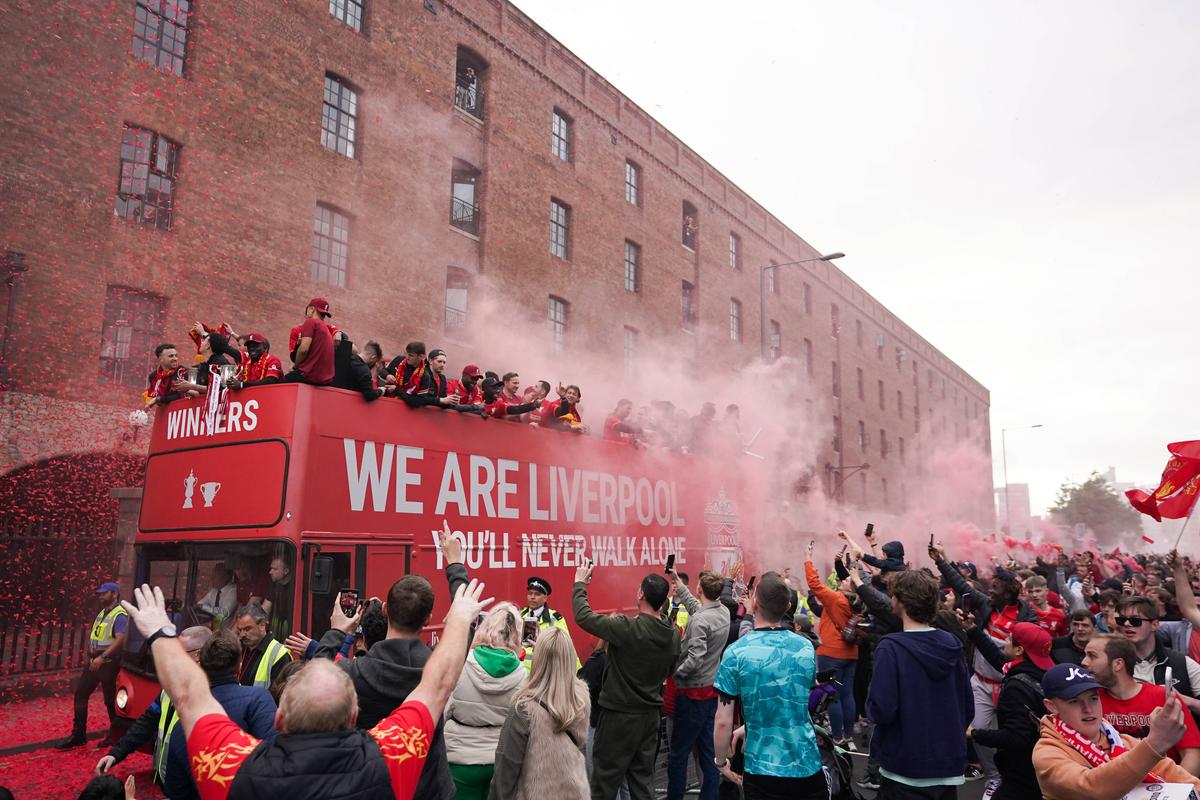 Liverpool, paradă în oraș după finala pierdută cu Real Madrid » Mii de fani au venit să-i aplaude pe jucători
