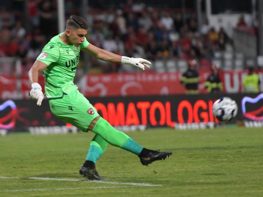 Mihai Eșanu (23 de ani), cel mai criticat fotbalist al lui Dinamo după barajul cu Universitatea Cluj, a apărat în ambele manșe din cauza incertitudinii care a plutit în jurul lui Cristiano Figueiredo (31 de ani).