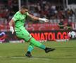 Mihai Eșanu (23 de ani), cel mai criticat fotbalist al lui Dinamo după barajul cu Universitatea Cluj, a apărat în ambele manșe din cauza incertitudinii care a plutit în jurul lui Cristiano Figueiredo (31 de ani).