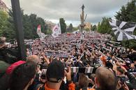 U Cluj sărbătorește promovarea în Liga 1: imagini senzaționale din Piața Avram Iancu + „Șepcile roșii” așteaptă investițiile BT