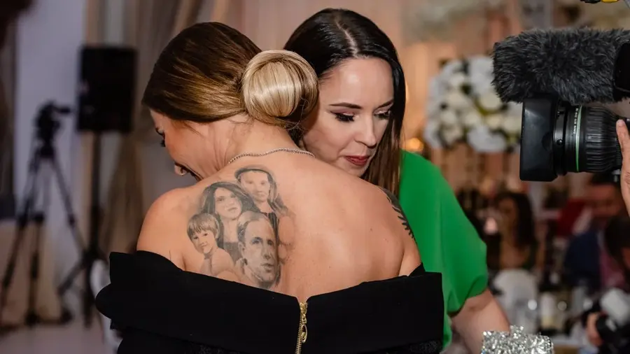 Foto Tatuajul Aneimaria Prodan cu Laurențiu Reghecampf Anamaria Prodan îi răspunde dur lui Reghecampf: „Dacă îl dă Alexa în judecată muncește să îi dea bani” + renunță la tatuajele cu el: „Îmi fac un trandafir pe fața lui”