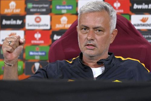 Jose Mourinho își motivează elevii înaintea duelului cu Sevilla din finala Europa League. Foto: Imago Images
