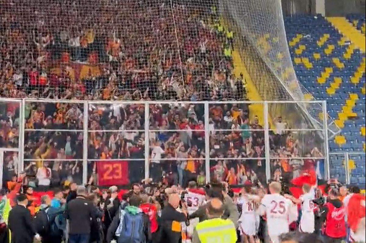 Imagini senzaționale: Galatasaray, noua campioană a Turciei » Fostul coechipier al lui Hagi, purtat în spate de Icardi