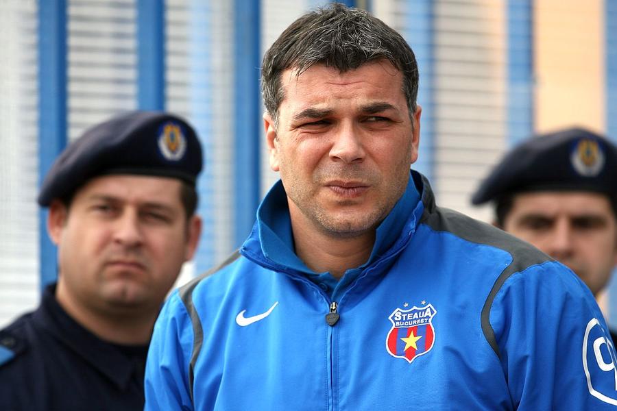 Cosmin Olăroiu, la Steaua Cosmin Olăroiu la episodul #18 din podcastul „Profu' de Sport” » Dialog profund cu antrenorul „blindat” de trofee: despre provocările din Golf, despre cât de greu se ajunge la succes și despre portița lăsată deschisă pentru națională