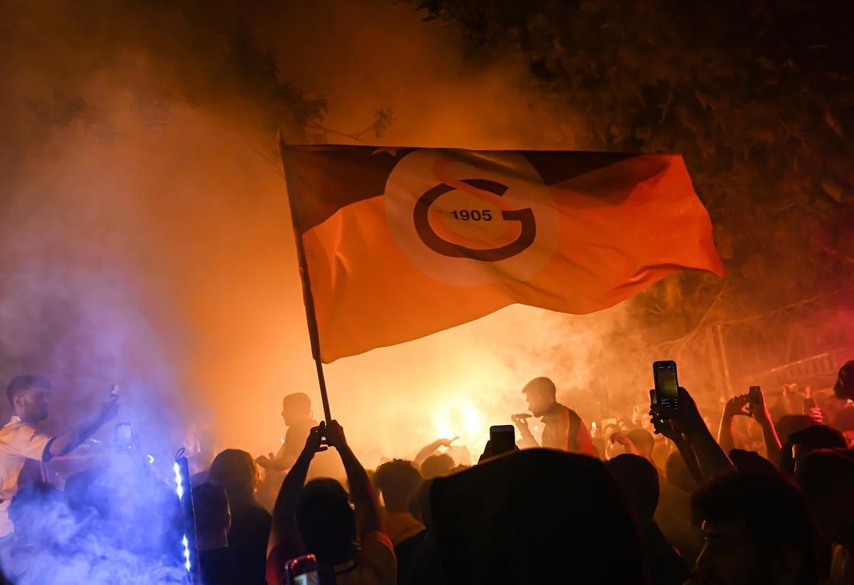 Imagini senzaționale: Galatasaray, noua campioană a Turciei » Fostul coechipier al lui Hagi, purtat în spate de Icardi