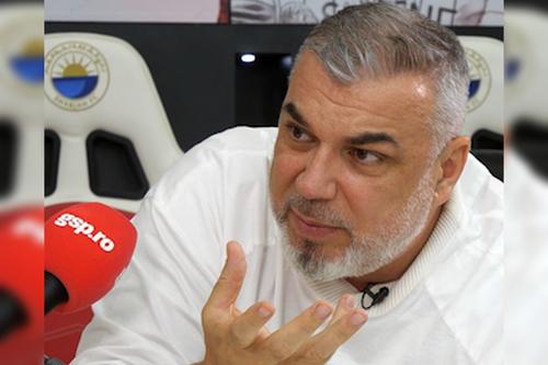 Podcastul cu Cosmin Olăroiu a fost filmat în Emiratele Arabe Unite, chiar în vestiarul lui Sharjah FC, echipa antrenată de român