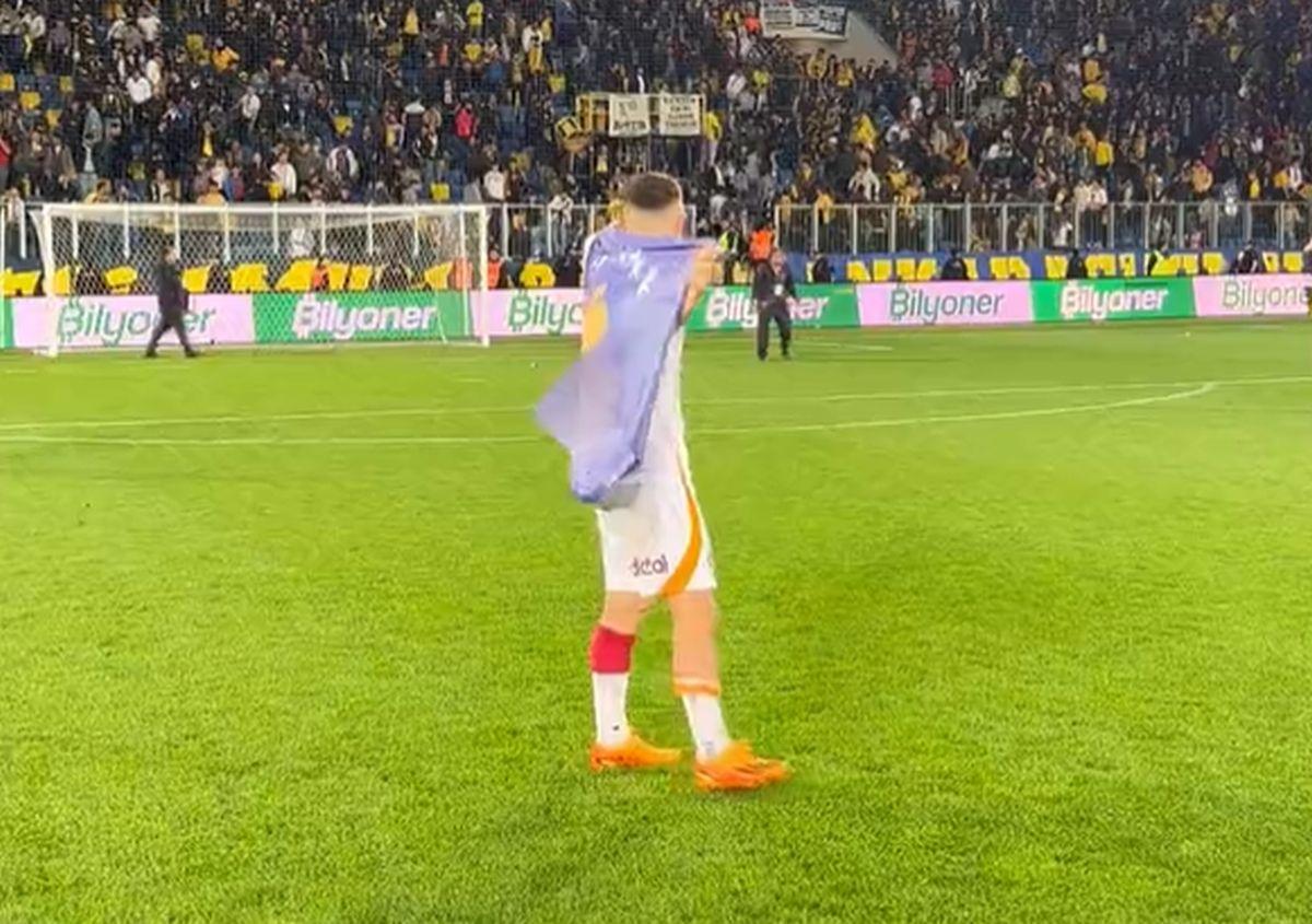 Imagini senzaționale: Galatasaray, noua campioană a Turciei » Fostul coechipier al lui Hagi, purtat în spate de Icardi