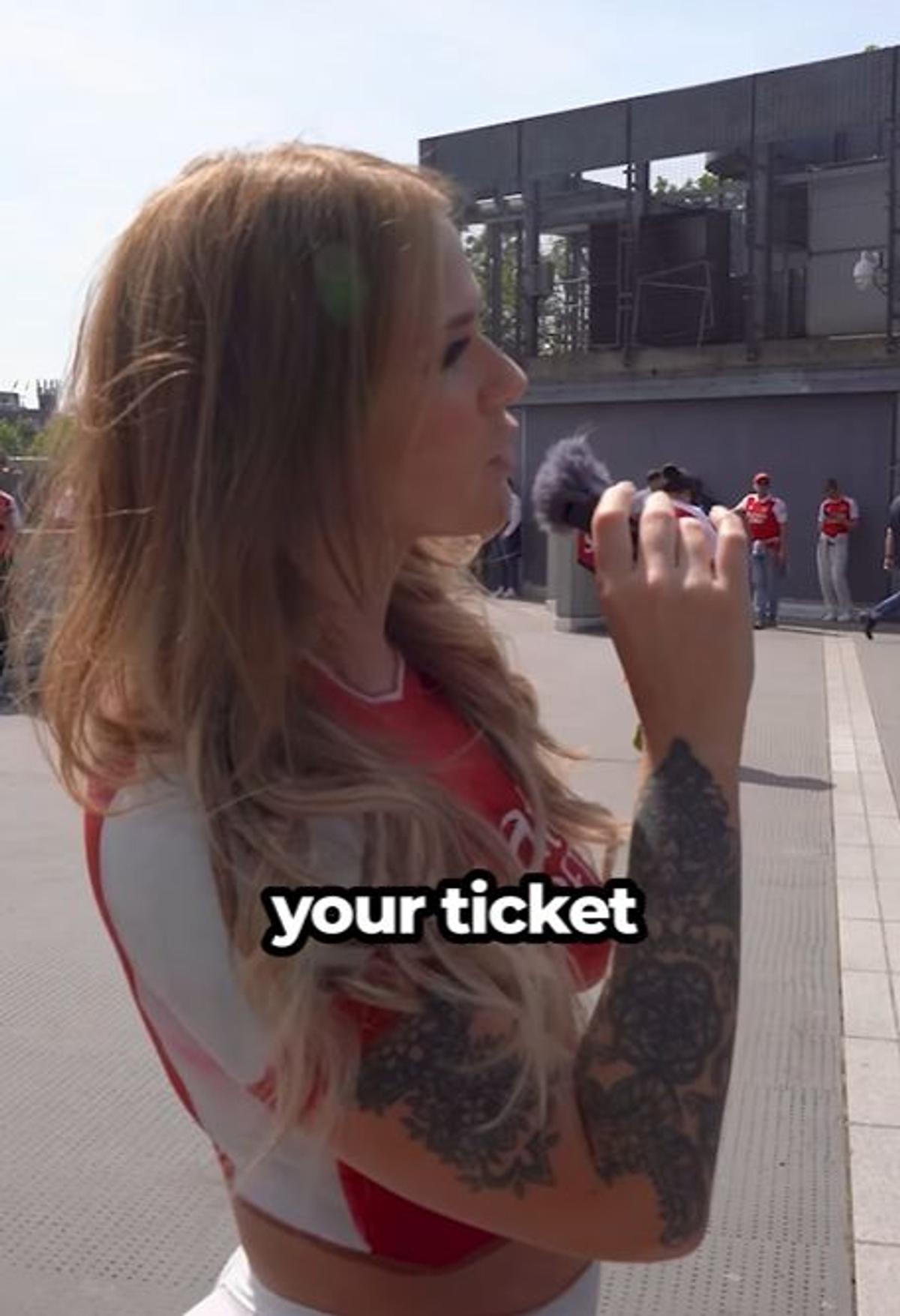 A intrat dezbrăcată la meciul favoriților: „Am stat 3-4 ore, am vorbit cu oameni faimoși”