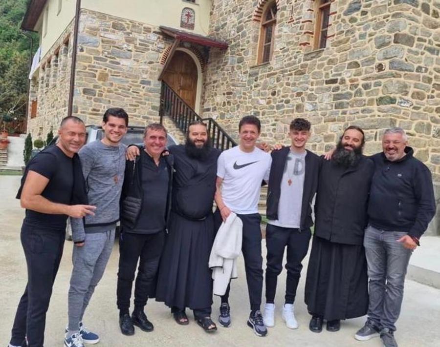 Hagi și Gică Popescu, vizită pe Muntele Athos după câștigarea titlului » Ianis, Nicolas și Adi Ilie, alături de ei