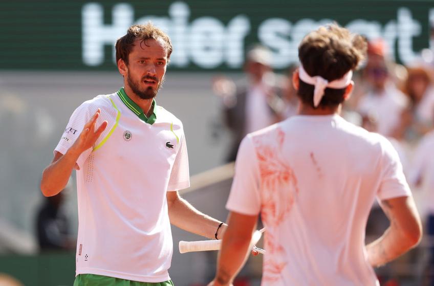 Brazilianul Thiago Seyboth Wild (23 de ani, 172 ATP) a produs surpriza turneului de la Roland Garros. L-a eliminat în primul tur pe rusul Daniil Medvedev (27 de ani, 2 ATP), scor 7-6(5), 6-7(6), 2-6, 6-3, 6-4.