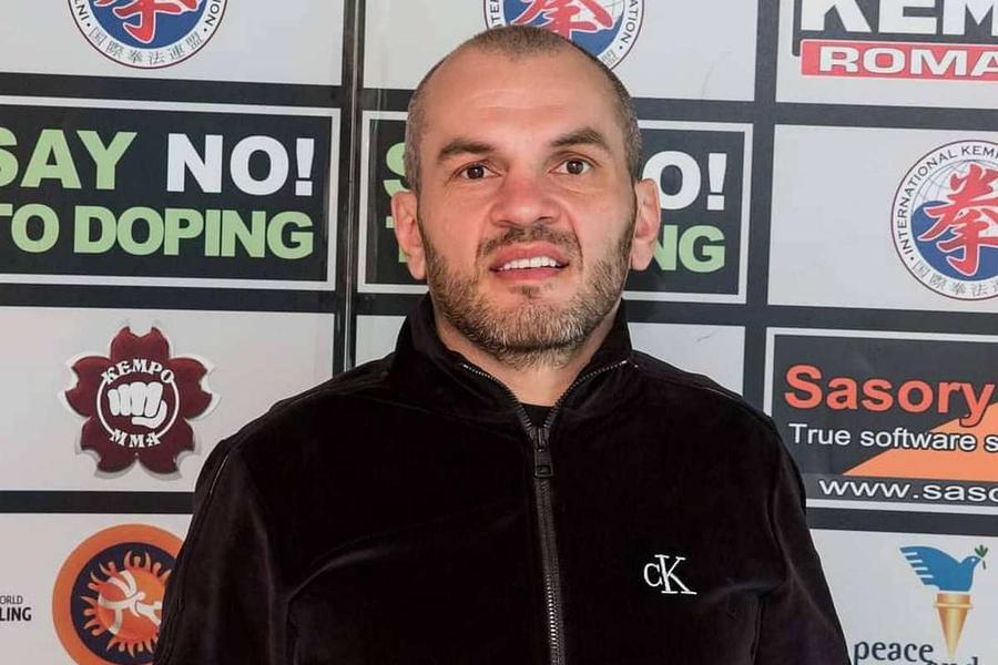 Ionuț „Pitbull” Atodiresei Imagini SCANDALOASE de la gala RXF, din Sala Polivalentă » Două femei lovite cu bestialitate de „Perversul” de pe Târgu Ocna, în cușcă! Reacția șocantă a organizatorilor: „Nu este nimic deplasat!”