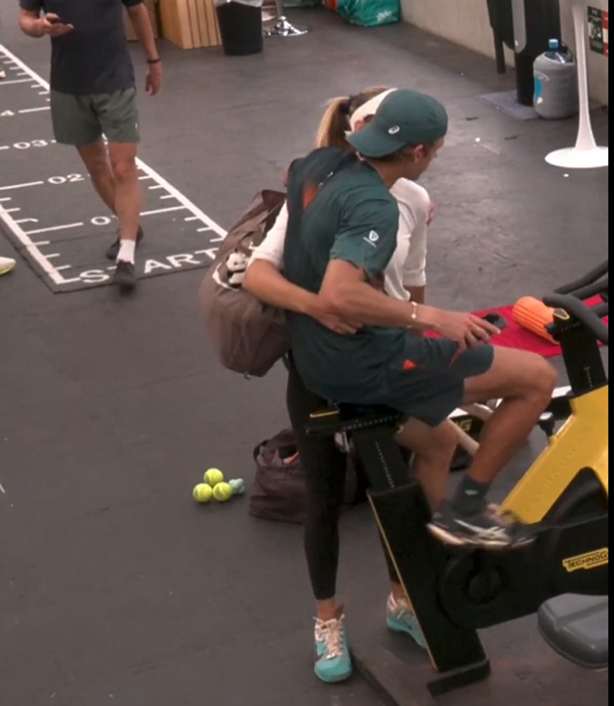 Consolat de iubita tenismenă după eșecul-surpriză de la Roland Garros » Camerele de supraveghere au surprins scena, imaginile au ajuns pe internet