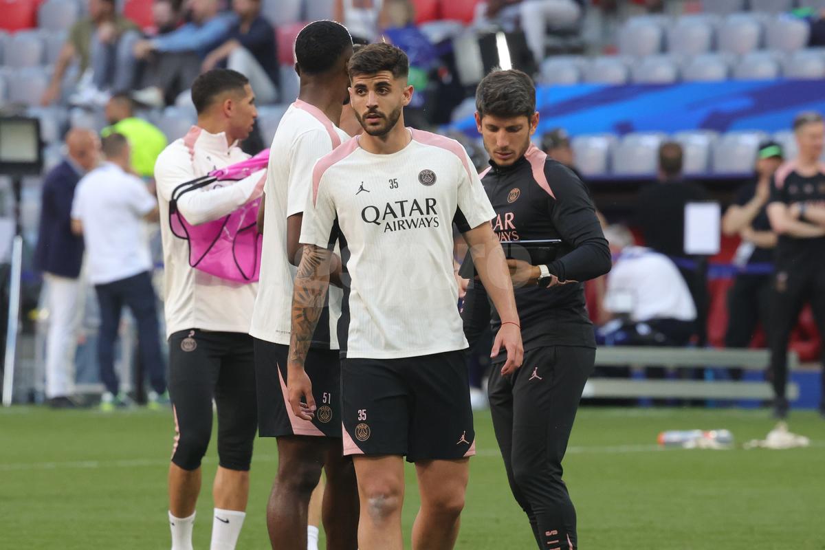 Jurnalista-fotomodel a furat toate privirile la antrenamentul oficial al lui PSG + Gestul rar întâlnit la acest nivel
