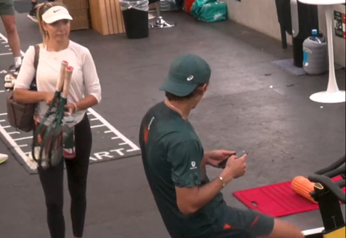 Consolat de iubita tenismenă după eșecul-surpriză de la Roland Garros » Camerele de supraveghere au surprins scena, imaginile au ajuns pe internet
