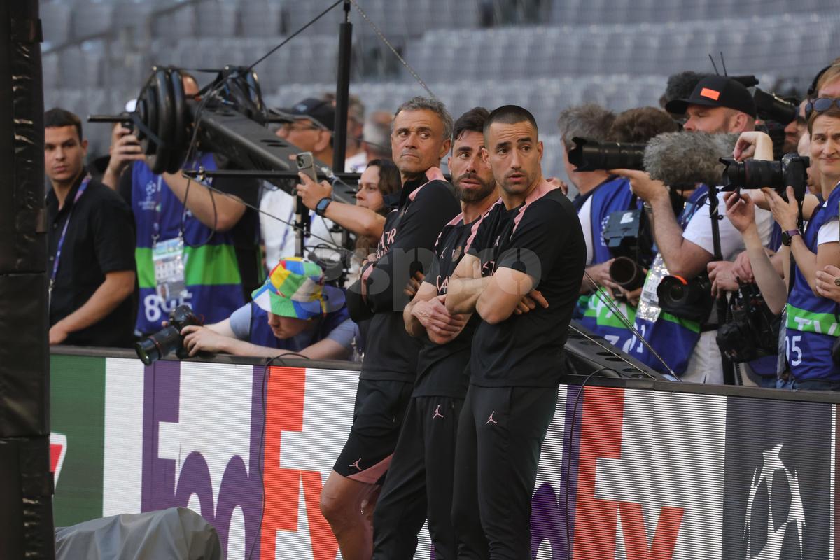 Jurnalista-fotomodel a furat toate privirile la antrenamentul oficial al lui PSG + Gestul rar întâlnit la acest nivel