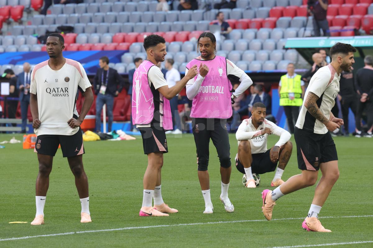 Jurnalista-fotomodel a furat toate privirile la antrenamentul oficial al lui PSG + Gestul rar întâlnit la acest nivel
