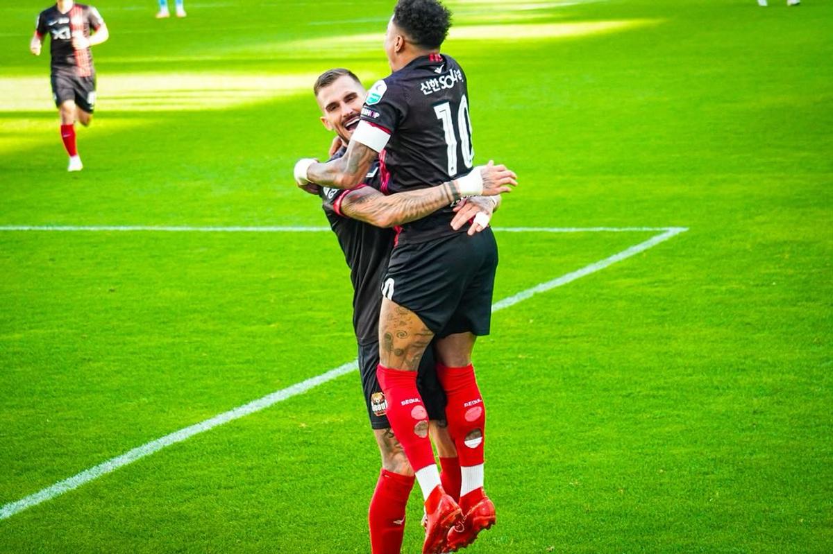 Jesse Lingard și-a uimit fanii cu noul look! De câte ori trebuie să se tundă în Coreea de Sud