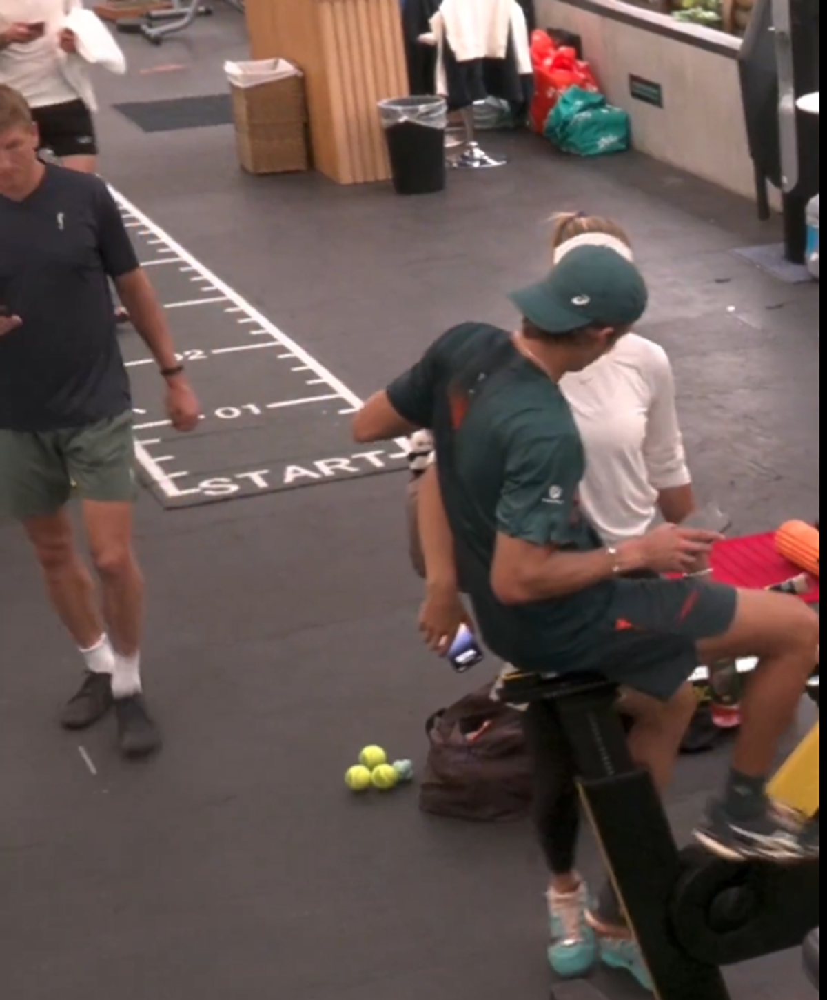 Consolat de iubita tenismenă după eșecul-surpriză de la Roland Garros » Camerele de supraveghere au surprins scena, imaginile au ajuns pe internet