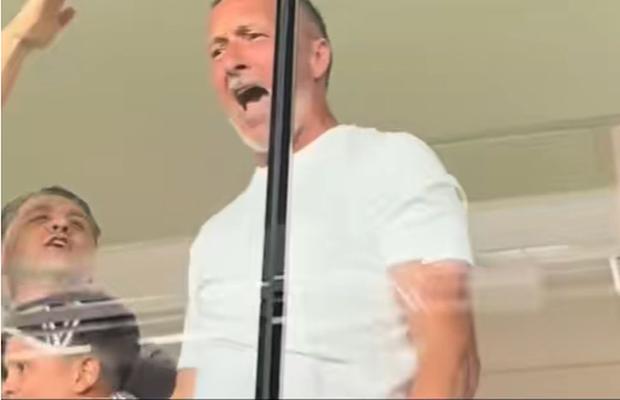 MM Stoica s-a dezlănțuit, a sărit și și-a ridicat tricoul. Imagini nebune surprinse la „oficială”
