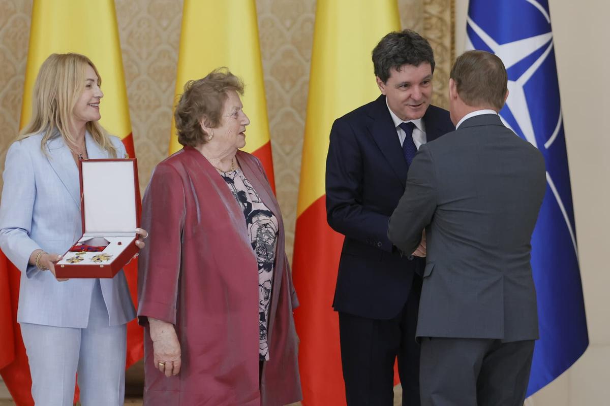 Nadia Comăneci, decorată cu Ordinul Naţional „Steaua României" în grad de Mare Cruce