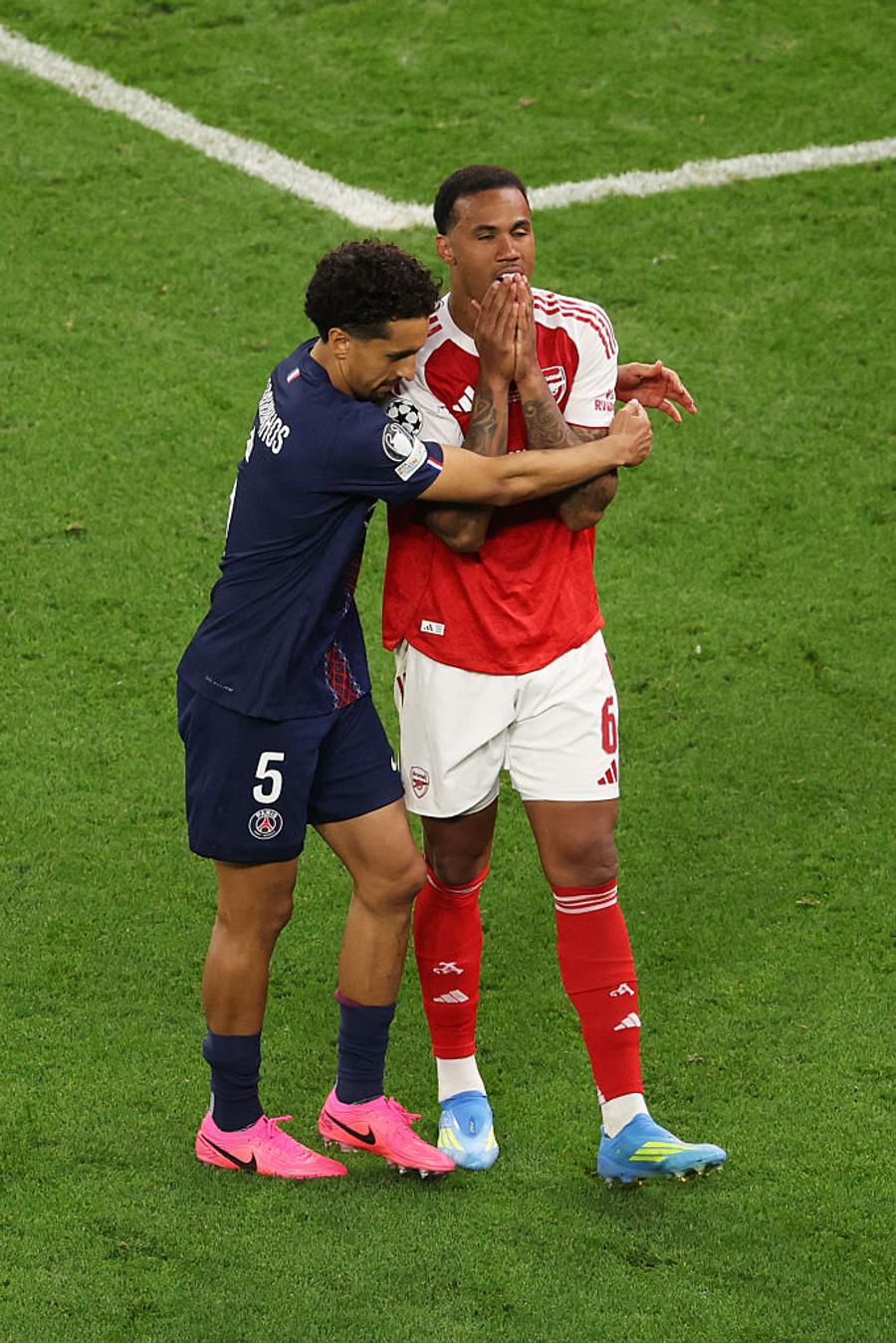 Gabriel, consolat de adversarul Marquinhos după pierderea Ligii Campionilor/ FOTO: GettyImages Incredibil! A „îngropat-o” pe Arsenal în finala cu PSG, dar vânzările de tricouri cu numele lui au crescut exponențial