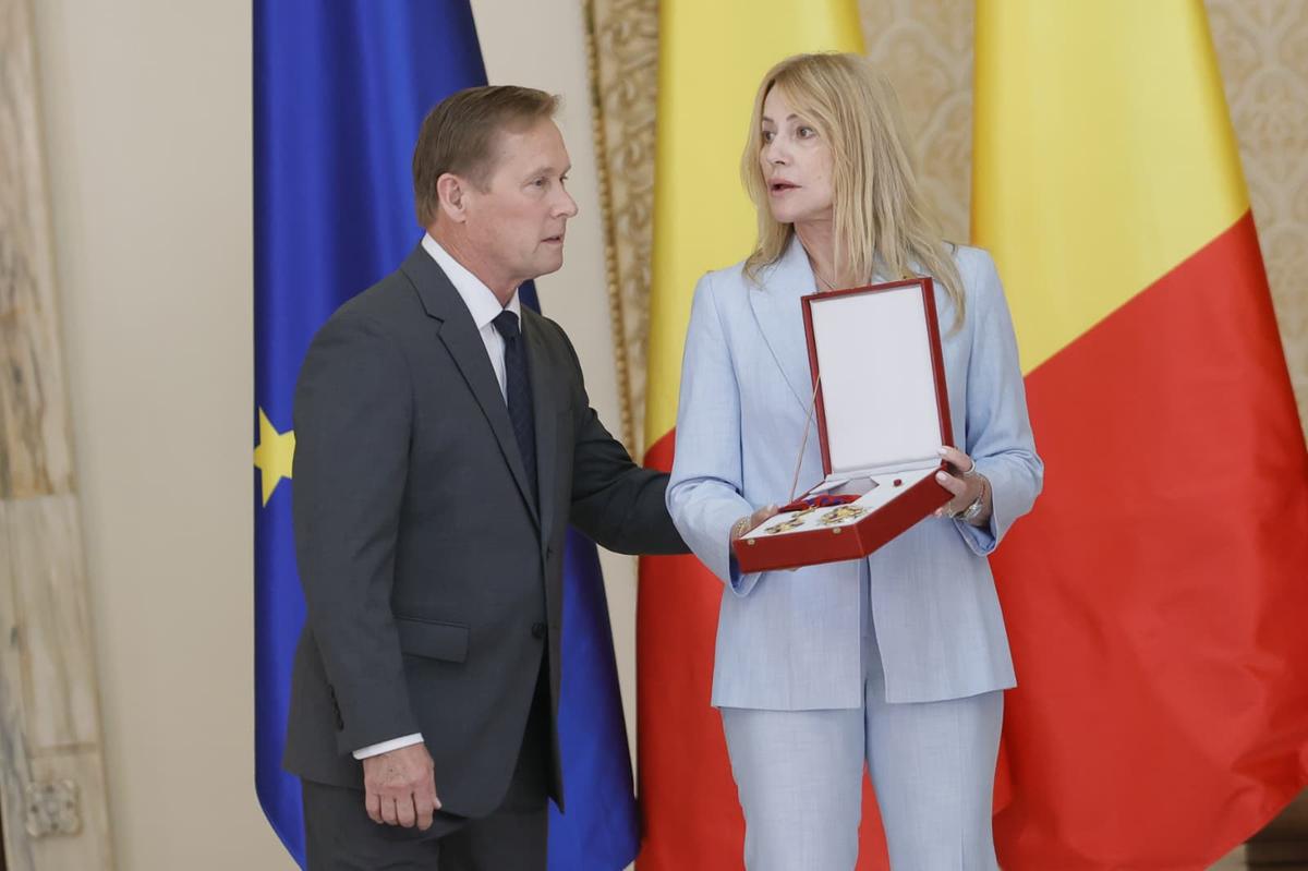 Nadia Comăneci, decorată cu Ordinul Naţional „Steaua României" în grad de Mare Cruce