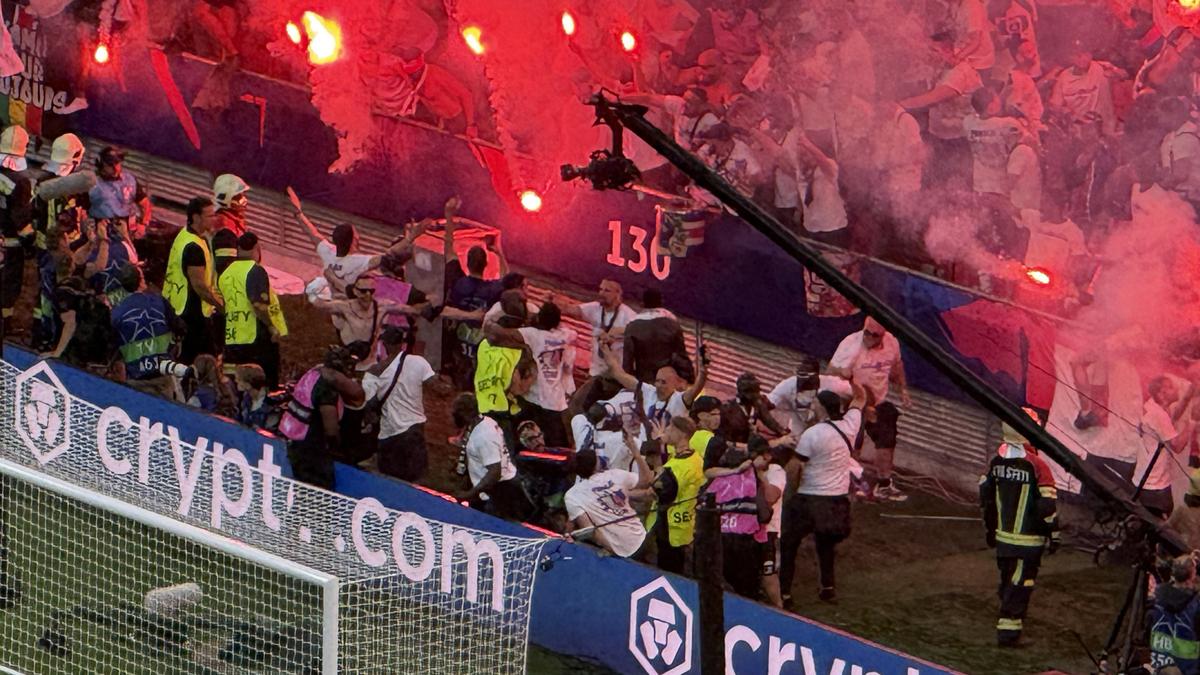 Imaginile cenzurate de UEFA la televizor! » Haos total după golul lui Dembele: poliția a intrat în forță pe stadion