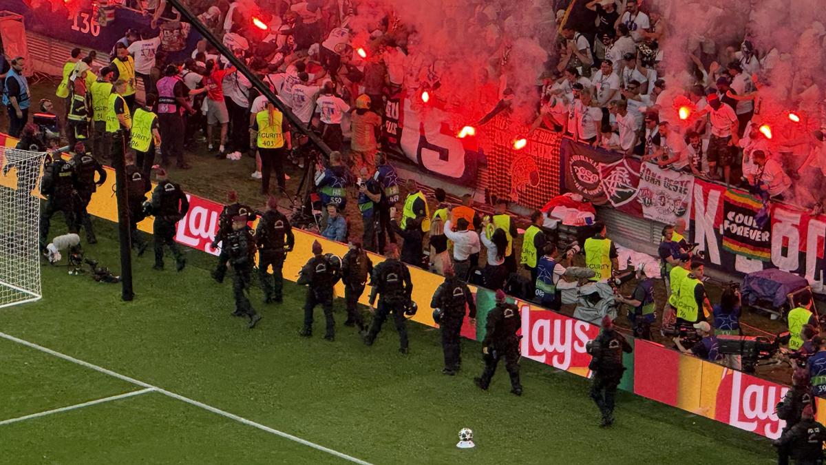 Imaginile cenzurate de UEFA la televizor! » Haos total după golul lui Dembele: poliția a intrat în forță pe stadion