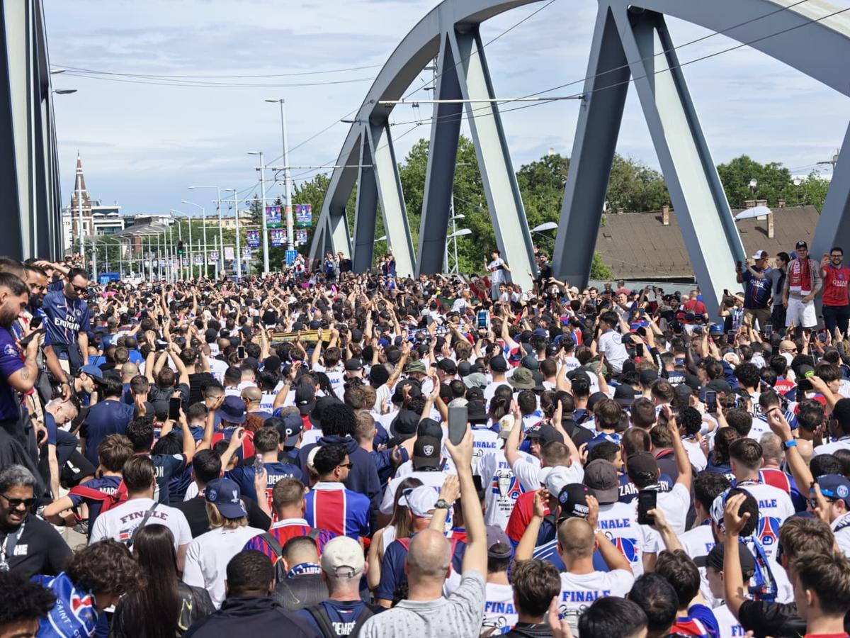 PSG - Arsenal, fanii celor două echipe fac spectacol înaintea finalei UCL 2026