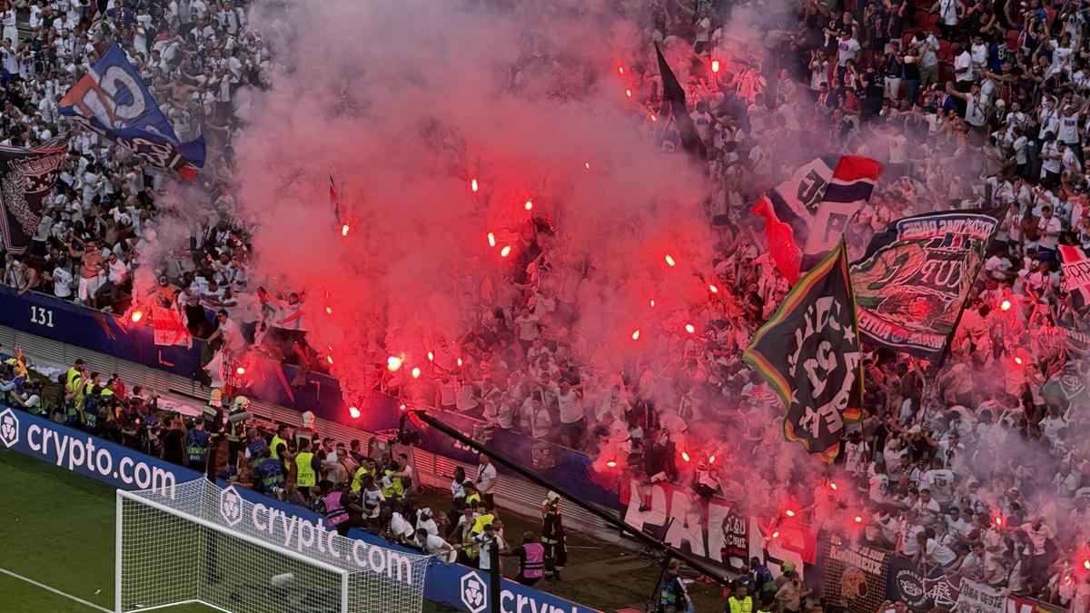 Imaginile cenzurate de UEFA la televizor! » Haos total după golul lui Dembele: poliția a intrat în forță pe stadion