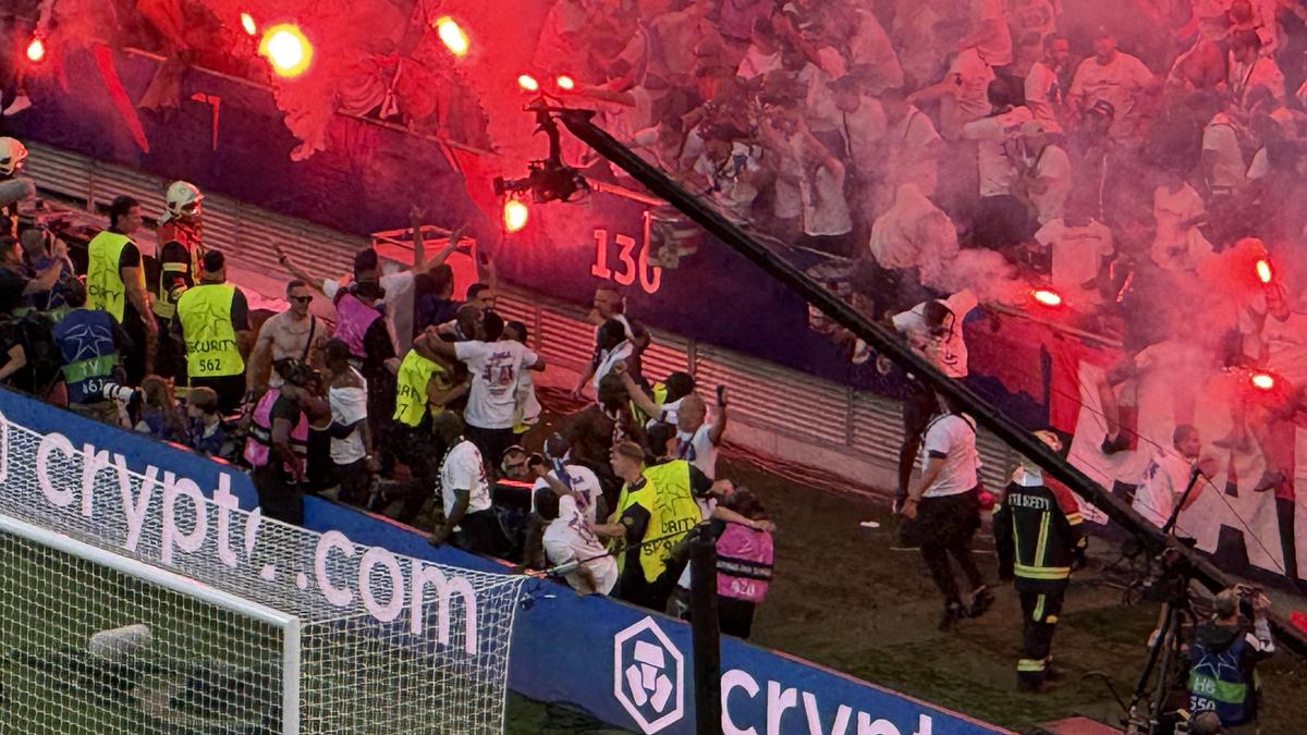 Imaginile cenzurate de UEFA la televizor! » Haos total după golul lui Dembele: poliția a intrat în forță pe stadion