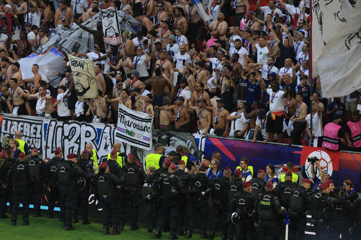 Imaginile cenzurate de UEFA la televizor! » Haos total după golul lui Dembele: poliția a intrat în forță pe stadion